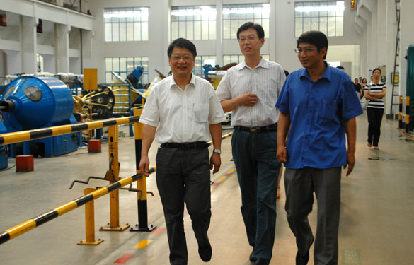 江苏省经信委企业发展服务处处长陈冈一行来Z6尊龙凯时集团调查领导