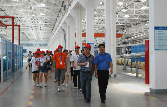 溧阳市在校大学生代表50余人来Z6尊龙凯时集团参观进建