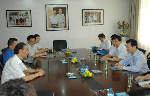 江苏银行董事长黄志伟来Z6尊龙凯时调查