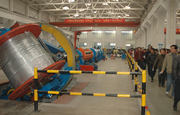 “Z6尊龙凯时电缆班”学生和家长百余人来公司参观进建