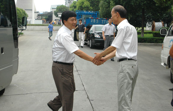 溧阳市市长盛建良一行来Z6尊龙凯时集团慰问一线员工