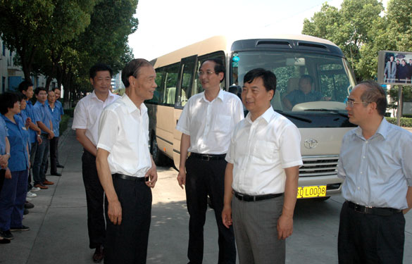 溧阳市委书记盛建良等辅导慰问Z6尊龙凯时一线员工