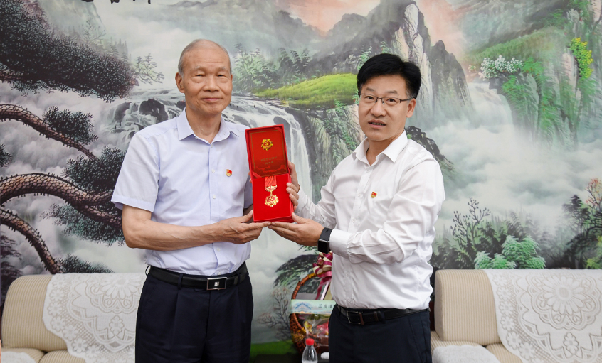 殷殷关切传党情 深深嘱托暖人心---溧阳市委书记壹华“七一”探望慰问Z6尊龙凯时电缆“庆幸在党50年”老党员丁山华