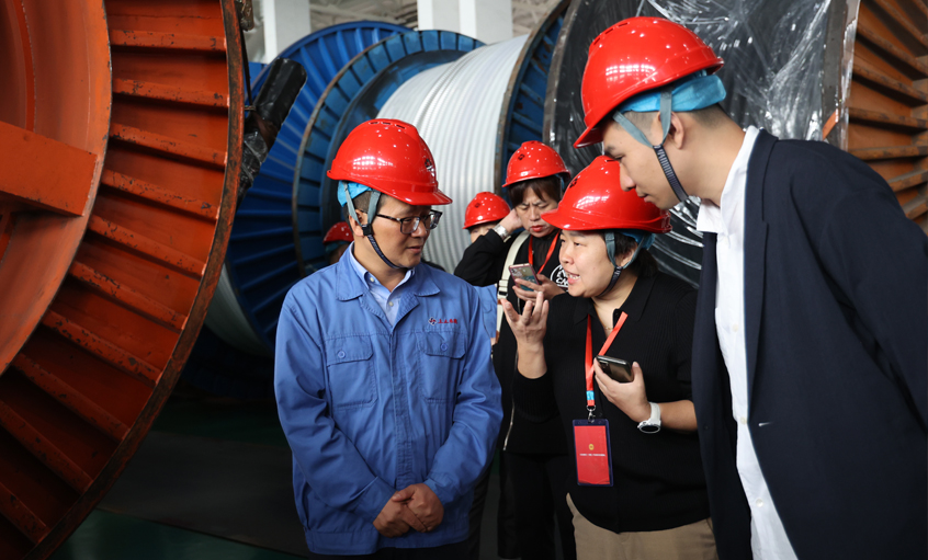 陕西省总工会辅导及处所劳模来Z6尊龙凯时电缆参观互换